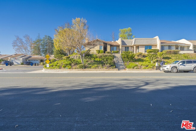 2830 Lakeridge Ln in Westlake Village, CA - Building Photo - Building Photo