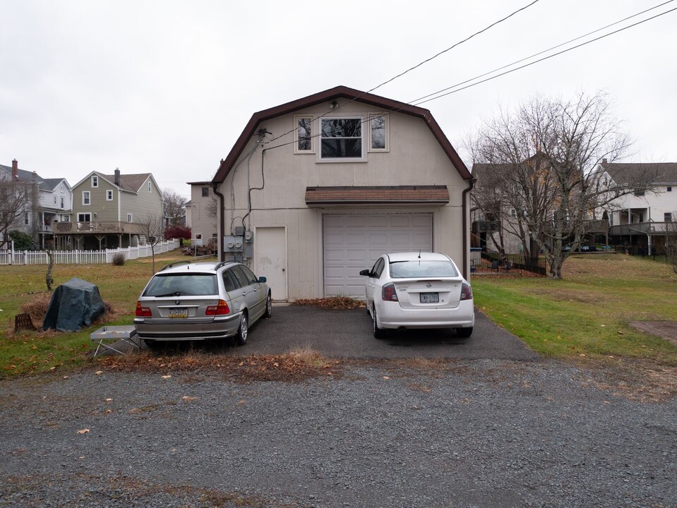 422 South St in Jim Thorpe, PA - Building Photo