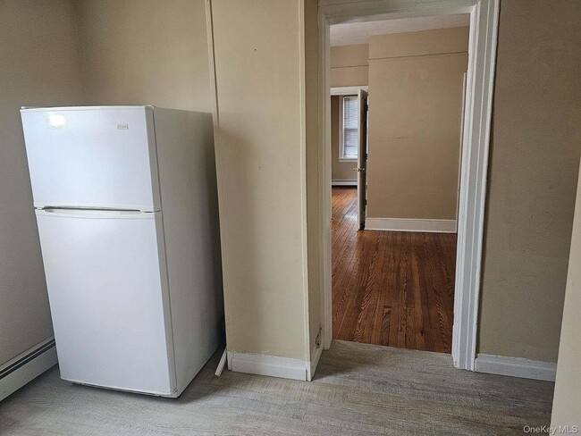 556 Broadway in Carle Place, NY - Building Photo - Building Photo