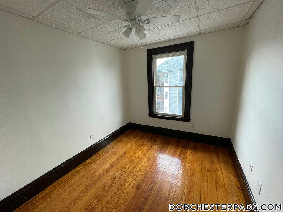 71 Saxton St in Boston, MA - Building Photo