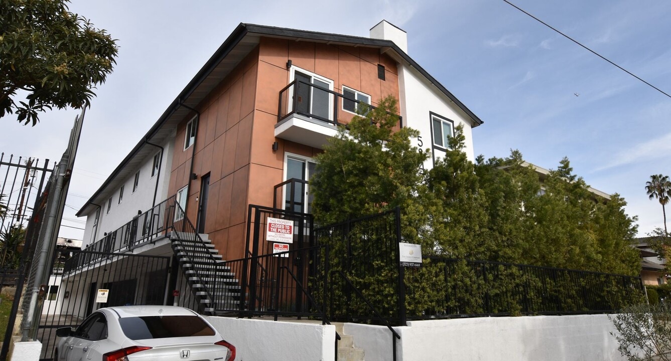 5847 Willoughby Ave in Los Angeles, CA - Foto de edificio