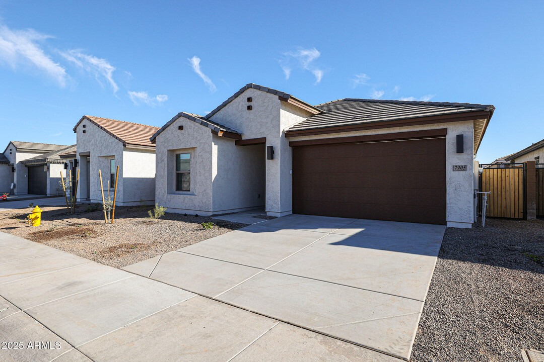 7905 N 80th Ave in Glendale, AZ - Building Photo