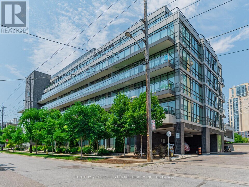 8 Fieldway Rd in Toronto, ON - Building Photo