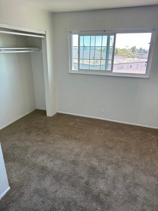 10010 MacArthur Boulevard, Unit 8 in Oakland, CA - Foto de edificio - Building Photo