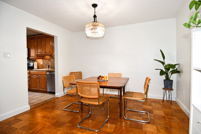 5301 Westbard Cir in Bethesda, MD - Foto de edificio - Building Photo