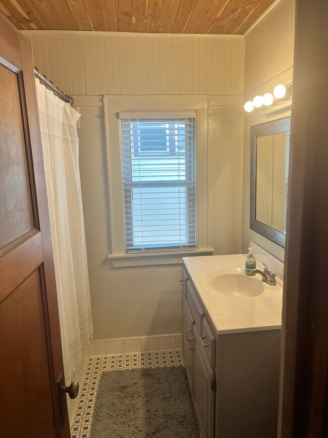 2348 N 58th St, Unit Uptown Gem in Milwaukee, WI - Foto de edificio - Building Photo