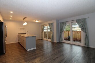 12313 NE 150th Ct in Kirkland, WA - Building Photo - Building Photo