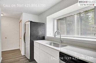 9912 NE 142nd Pl in Kirkland, WA - Building Photo - Building Photo