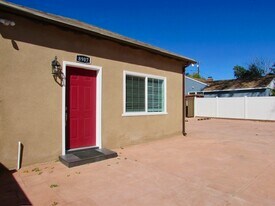 8909 Amigo Ave in Northridge, CA - Building Photo