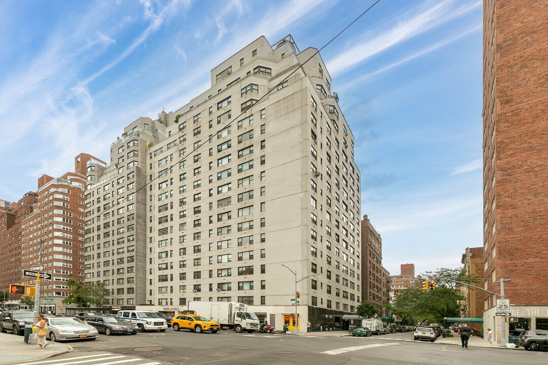 196 E 75th St in New York, NY - Building Photo