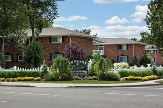 Fairfield Oaks in West Babylon, NY - Foto de edificio - Building Photo