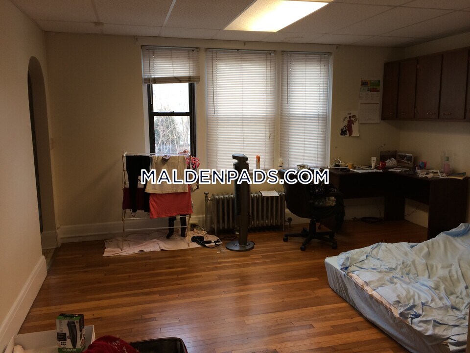 349 Pleasant St in Malden, MA - Building Photo