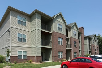 Academy Park Apartments in New Albany, IN - Foto de edificio - Building Photo