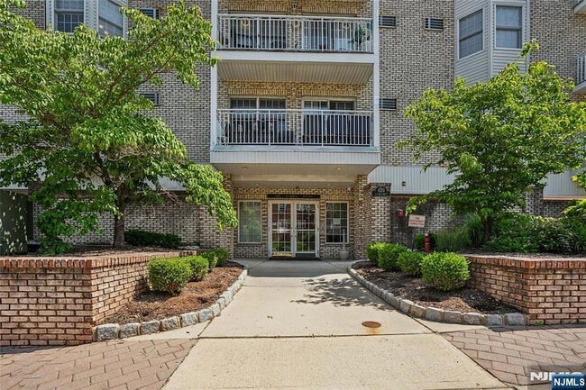 420 Passaic St, Unit 2H in Hackensack, NJ - Building Photo - Building Photo