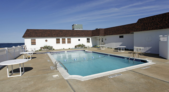 16 Navy Rd in Montauk, NY - Foto de edificio - Building Photo