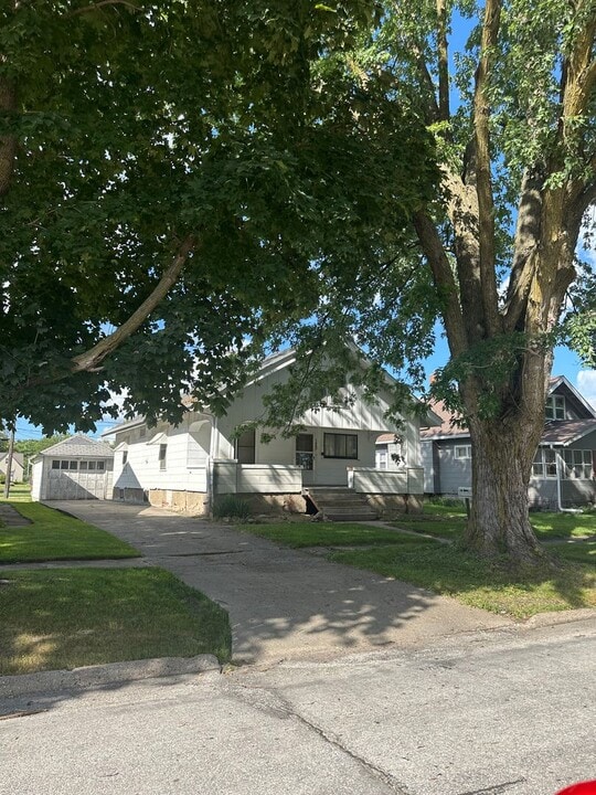 122 E Pleasant St in Rockwell City, IA - Building Photo