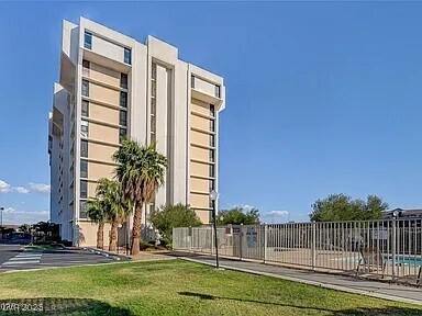 3930 University Center Dr in Las Vegas, NV - Building Photo