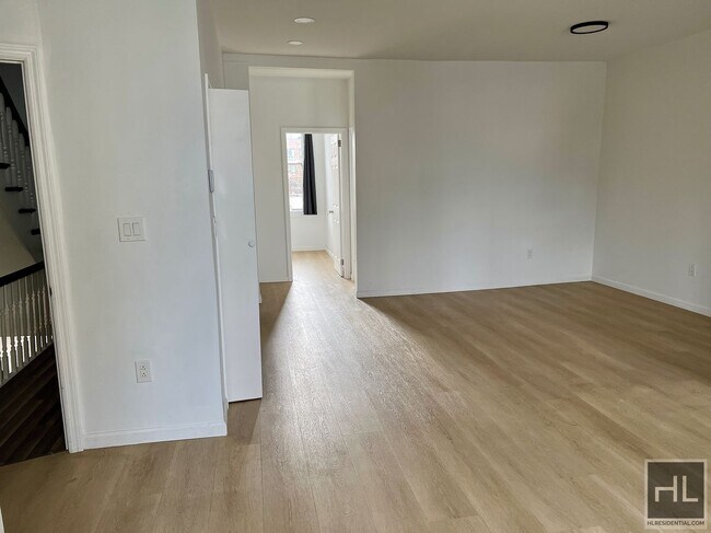 Top Floor 2BR 1BA Lofty Space w/ Laundry I in Brooklyn, NY - Building Photo - Building Photo