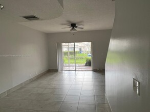 16654 Hemingway Dr in Weston, FL - Building Photo - Building Photo