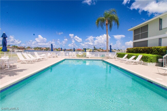 694 W Elkcam Cir in Marco Island, FL - Foto de edificio - Building Photo