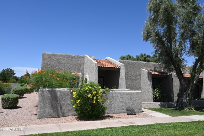 property at 7253 N Vía Nueva