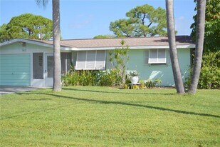 140 W Cowles St in Englewood, FL - Building Photo