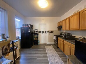 16 Fuller St, Unit 5 in Brookline, MA - Foto de edificio - Building Photo