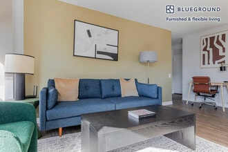 8 W Chestnut St in Chicago, IL - Foto de edificio - Building Photo