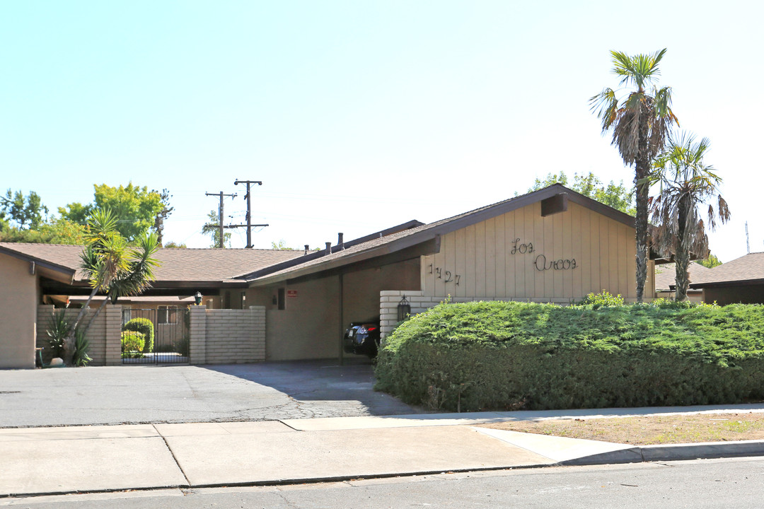 Los Arcos Apartments in Fresno, CA - Building Photo