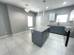 2022 Summerland Ln-Unit -2 in Edinburg, TX - Foto de edificio - Building Photo