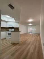 8333 Lake Dr in Doral, FL - Building Photo