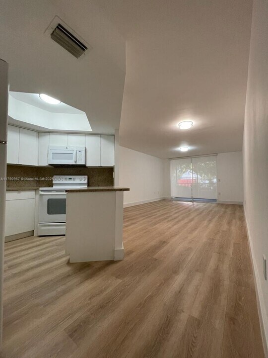 8333 Lake Dr in Doral, FL - Building Photo
