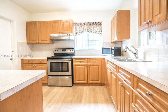 5807 SW 41st St in Miami, FL - Building Photo - Building Photo