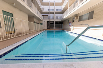 5330 Zelzah Ave, Unit 4 in Encino, CA - Foto de edificio - Building Photo