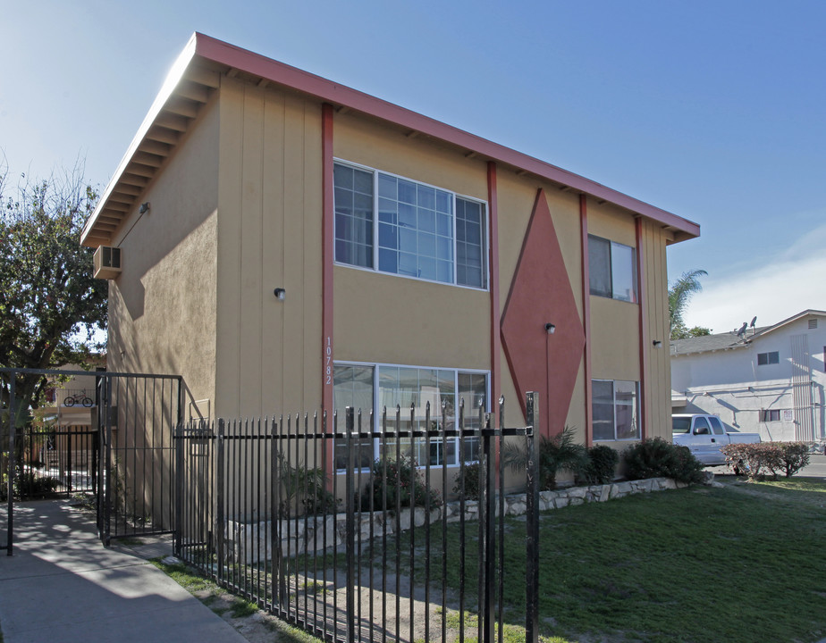 Palma Vista Courtyard Apartment in Garden Grove, CA - Building Photo