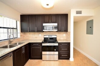 10400 SW 67th St in Miami, FL - Building Photo - Building Photo