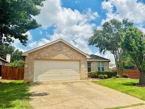 807 Martin Ln in Euless, TX - Foto de edificio - Building Photo