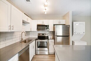 Tides on Oakland Hills in Fort Worth, TX - Building Photo