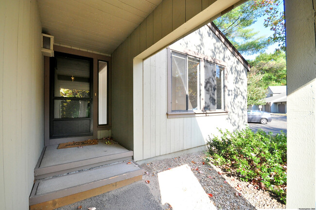 16 Applewood Ln in Avon, CT - Building Photo - Building Photo