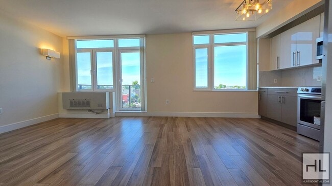 Top-Floor 1-Bedroom with Private Balcony & Manhattan Skyline Views!