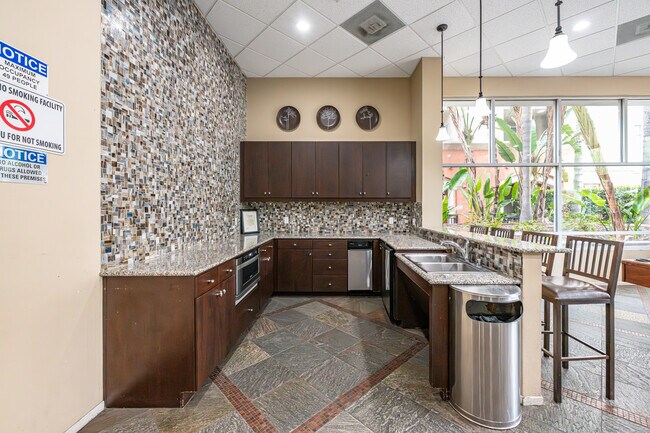 Metro 102 Apartments in Ontario, CA - Foto de edificio - Interior Photo