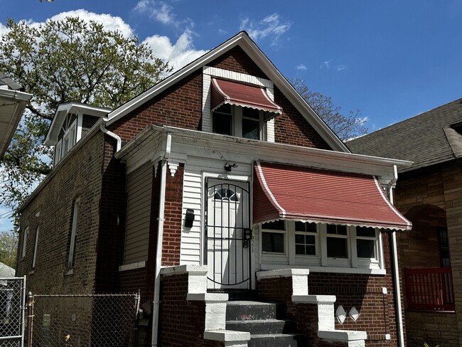 property at 7621 S Eberhart Ave