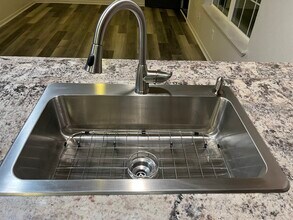 MB East Meadow Apartments in Fairfield, TX - Foto de edificio - Building Photo