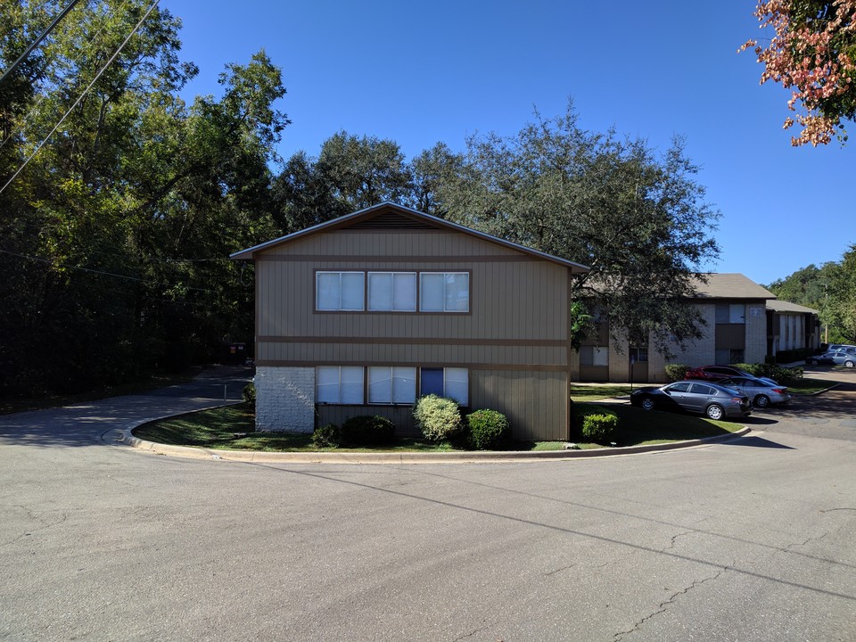 Inverness Apartments in Tallahassee, FL - Building Photo