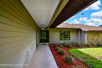 3296 Dolin Ave in Spring Hill, FL - Building Photo - Building Photo