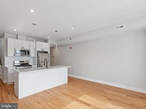2425 W Thompson St-Unit -3 in Philadelphia, PA - Building Photo - Building Photo