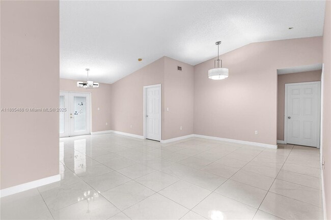 8433 NW 189th St in Hialeah, FL - Building Photo - Building Photo