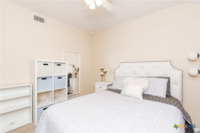 421 Shadow Point in San Marcos, TX - Building Photo - Building Photo