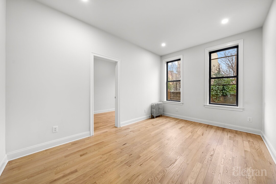 327 Sterling Pl in Brooklyn, NY - Building Photo