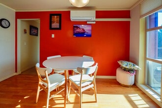 1310 N Lucas Pl, Unit 402 in Seattle, WA - Foto de edificio - Building Photo